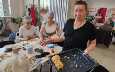 Zajęcia edukacyjne z pracownikiem socjalnym i słodki akcent na deser