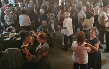 "MłoDzicy" z Kruszwicy w akcji - czyli Senior+ i Karuzela Śmiechu w Dąbrowie Biskupiej