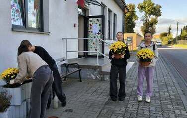 Kwiaty na Dzień Seniora - międzypokoleniowa życzliwość w Strefie ZAMIAST!