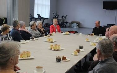 Ksiądz w Klubie Seniora